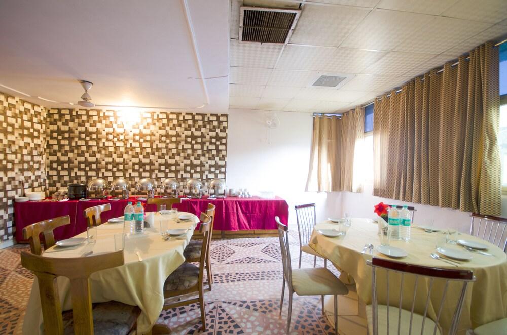 Hotel Pablas International, New Delhi, Near Metro Exterior photo