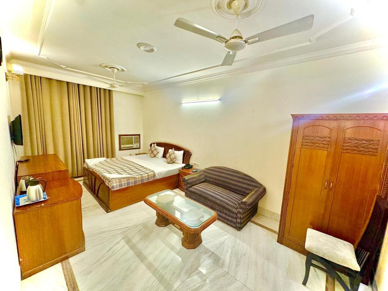 Hotel Pablas International, New Delhi, Near Metro Exterior photo