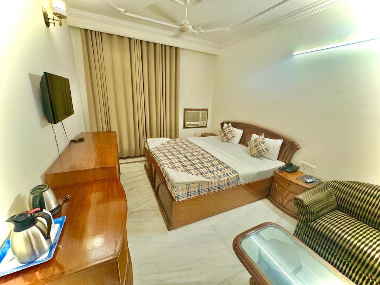 Hotel Pablas International, New Delhi, Near Metro Exterior photo